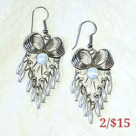 🦋 SILVERTONE BOW DANGLE EARRINGS - FAUX PEARLS - Picture 1 of 4